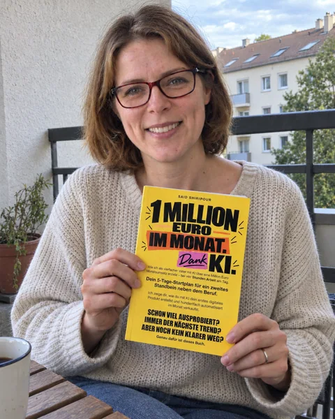 Sabine mit dem Buch auf dem Balkon – bearbeitete Illustration auf Basis ihres bereitgestellten Fotos